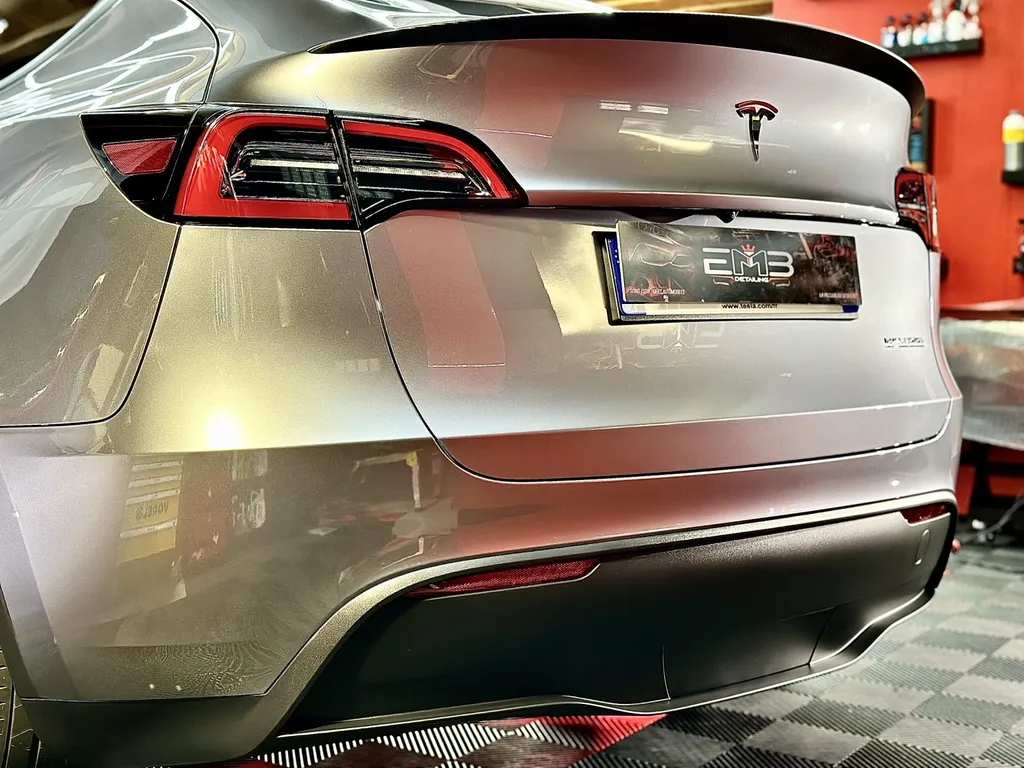 traitement céramique Lyon film de protection carrosserie PPF film plastique carrosserie Tesla model Y Lyon 