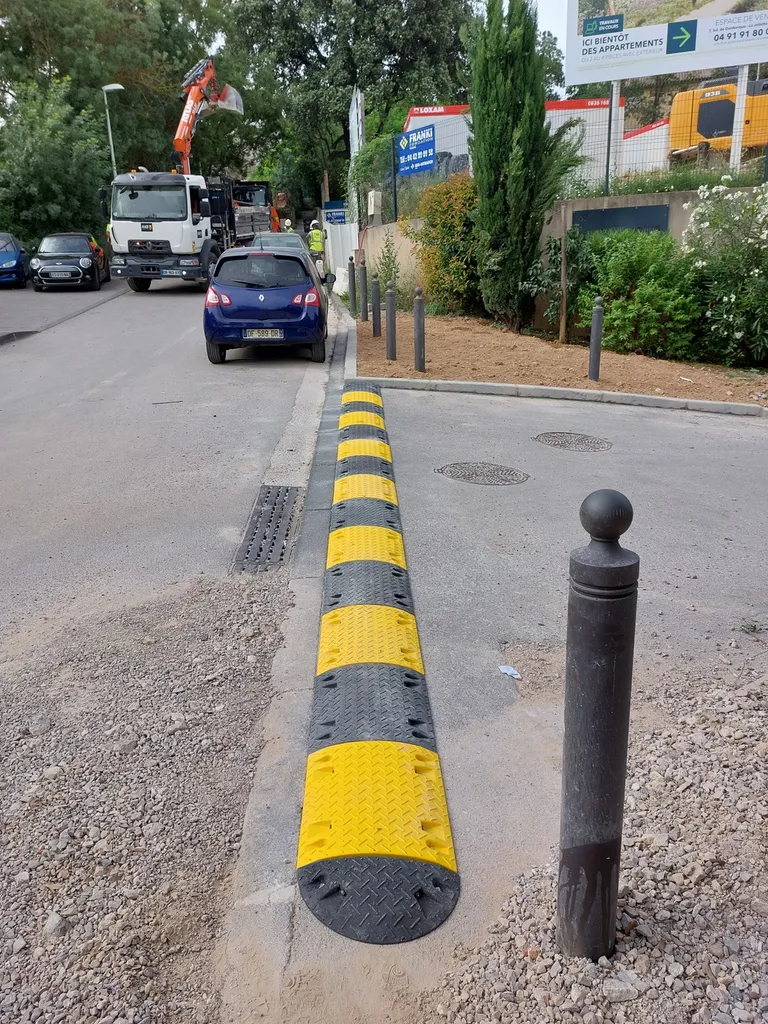 Réalisation d'un trottoir et pose d'un ralentisseur en caoutchouc à Allauch dans les Bouches du Rhône