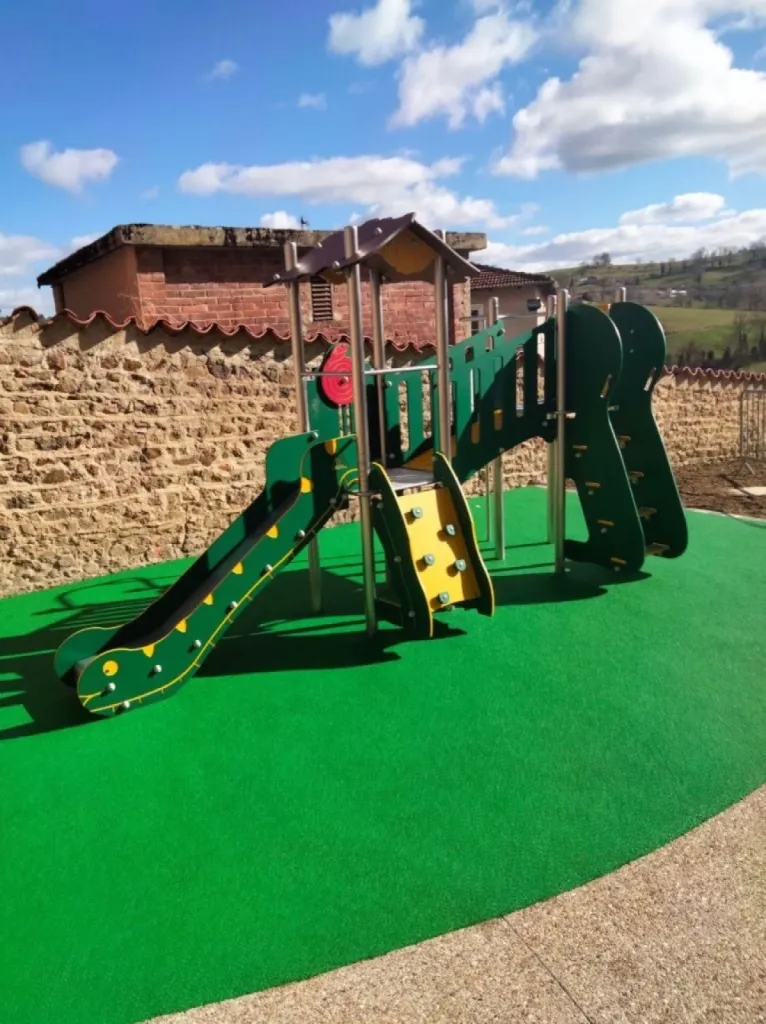 Structure de jeux toboggan camping Loire Rhône Alpes