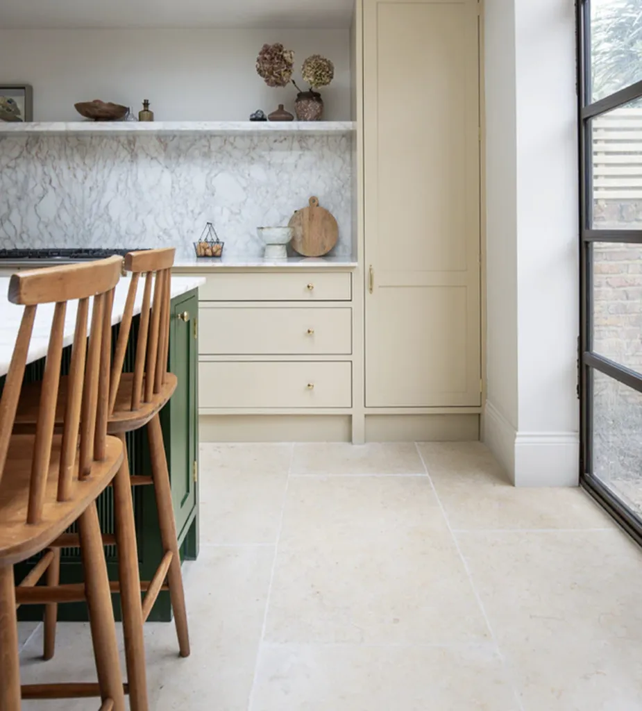 Eilat - l'Élégance Millénaire du Calcaire Naturel d'Israël pour vos Sols et Murs