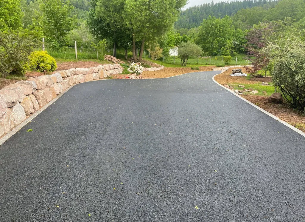 Pose d'enrobés bitumineux haute performance par CLK — réalisation d'une voirie durable en Alsace, compactage de précision et revêtement longue durée