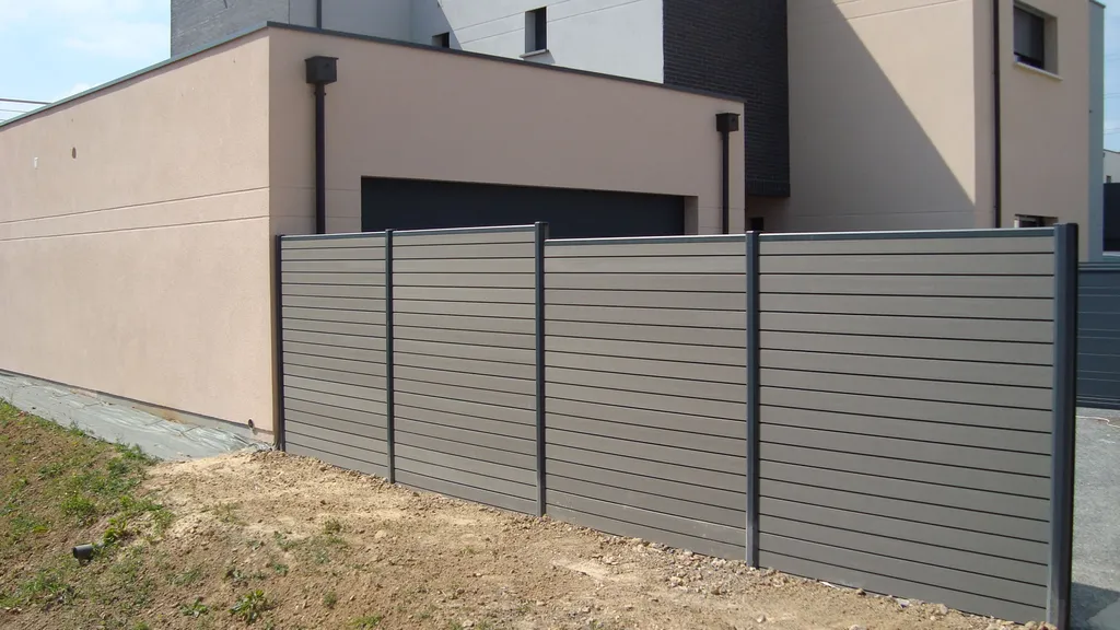 Installation de Clôtures Occultantes et Portail Alu Coordonné, Lames Horizontales Sur-Mesure à Elbeuf en Seine-Maritime 76 et Saint-Aubin-lès-Elbeuf