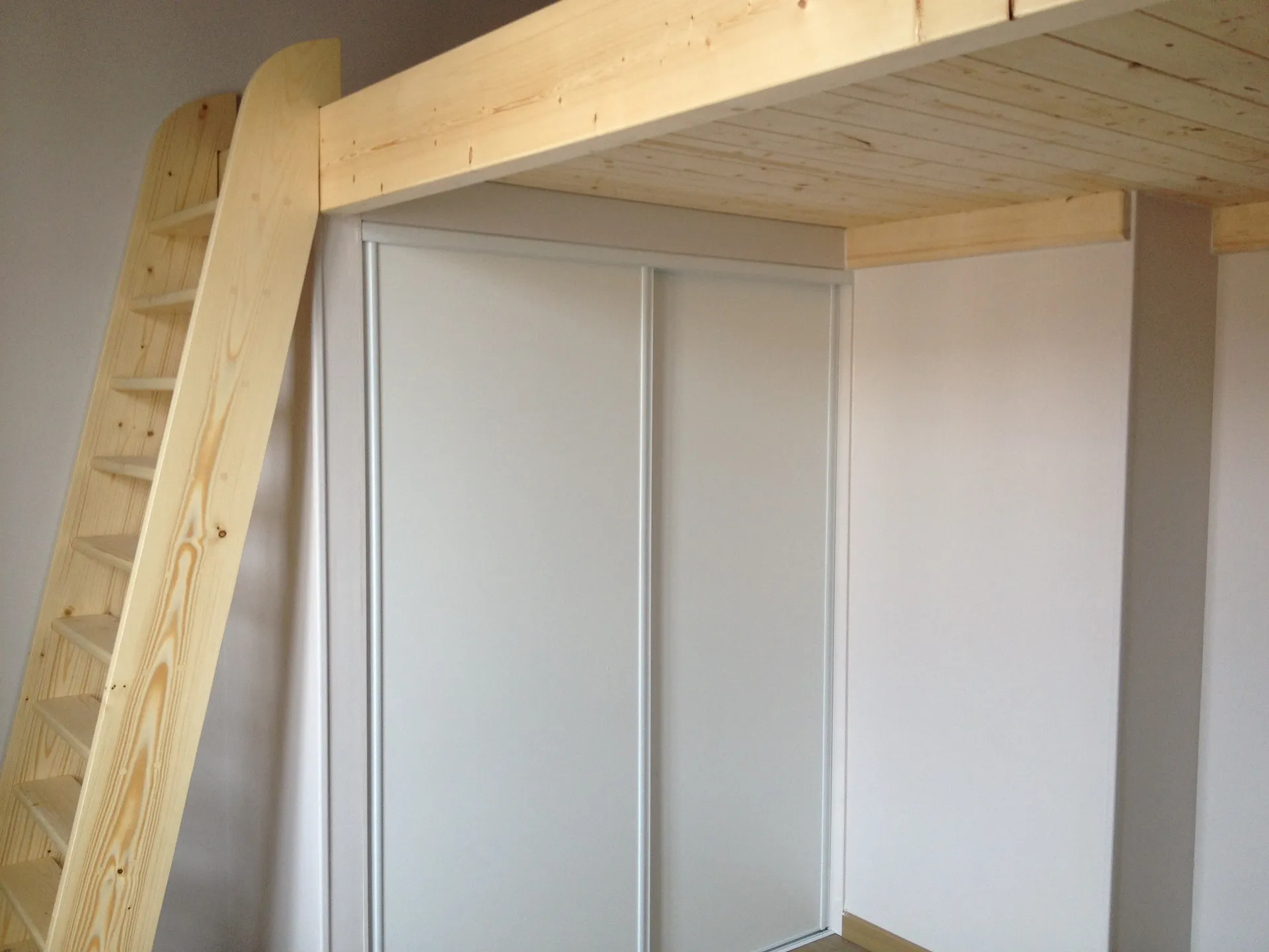 Placard sur mesure aménagé sous une mezzanine pour optimiser les rangements lors d’une rénovation intérieure à Belleville-en-Beaujolais (Rhône – 69)