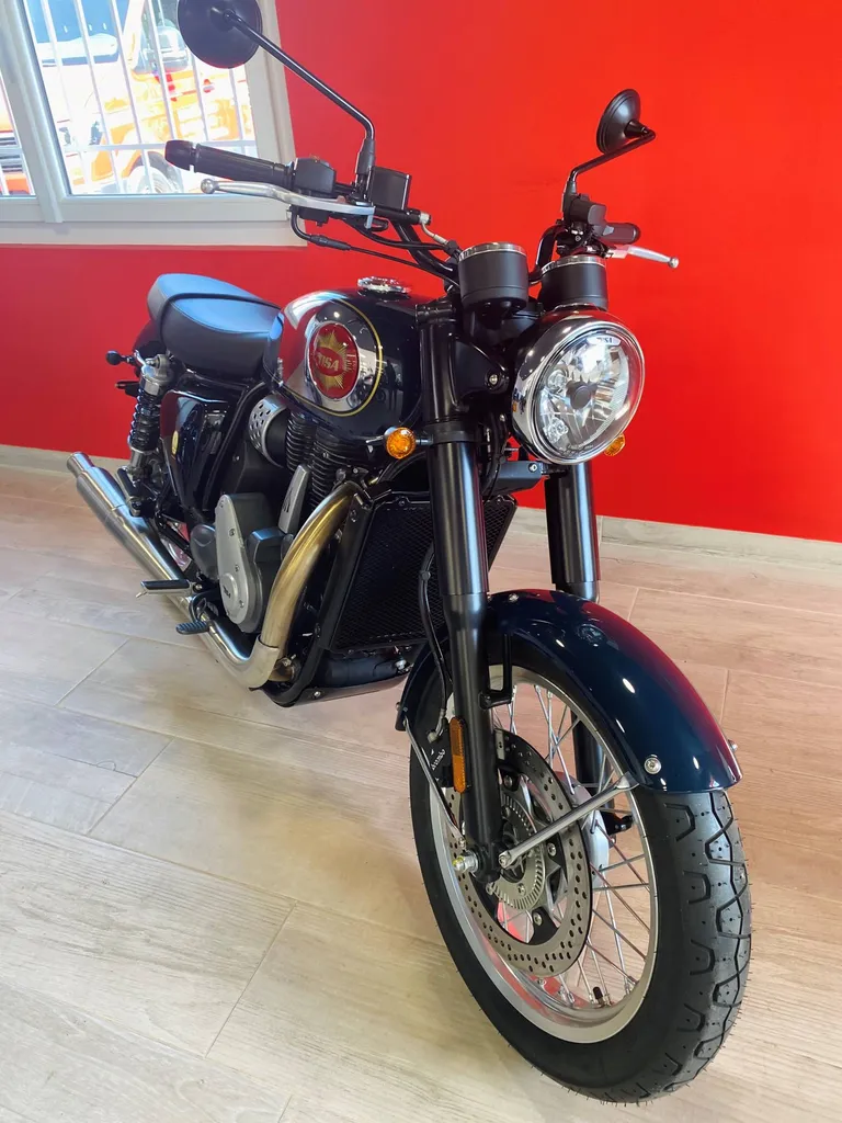 MOTO NEUVE BSA GOLD STAR 650 HIGHLAND GREEN A SANARY SUR MER