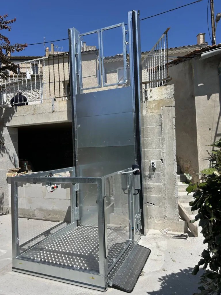 Plateforme verticale Strategos terminée avec son accès latéral motorisé dans son environnement à Oraison