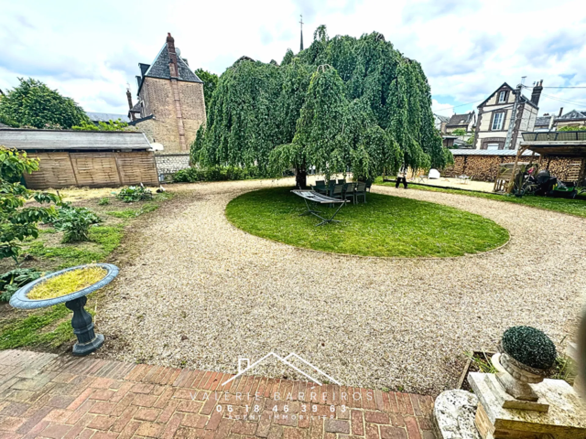 A saisir magnifique maison de maître de 214 m² édifiée sur 1170 m² de terrain sur la commune de ST AUBIN LES ELBEUF