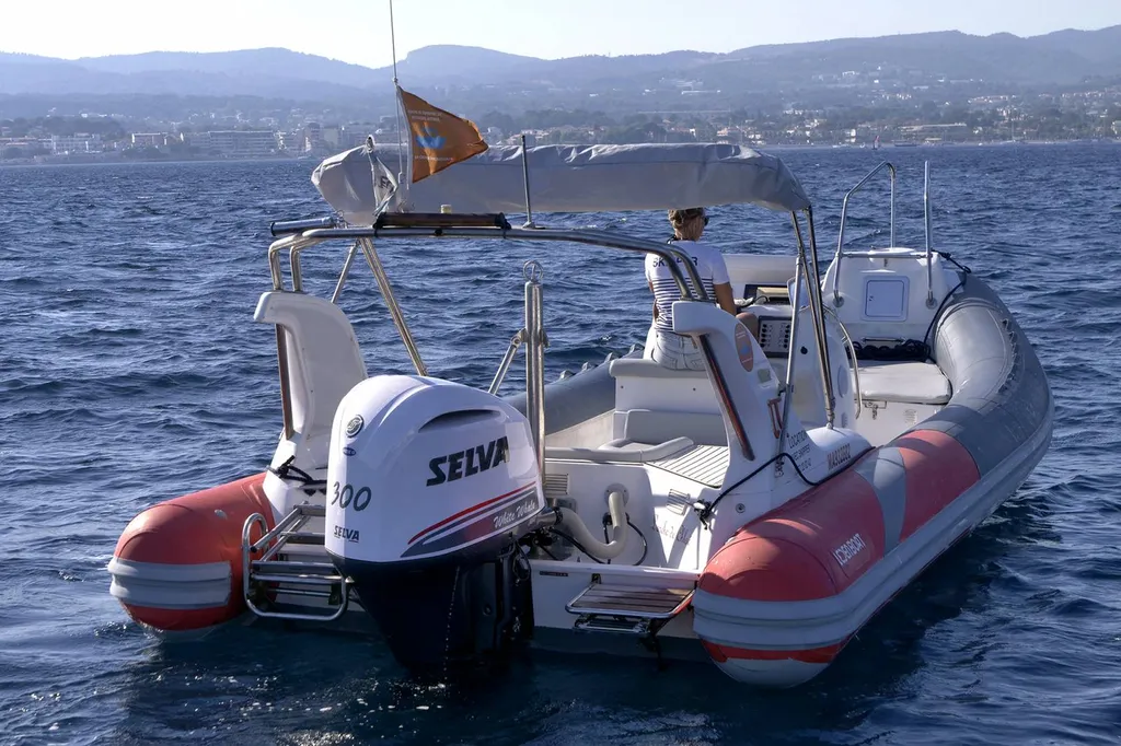 L'arche de Chloé notre bateau semi rigide pour visiter les Calanques