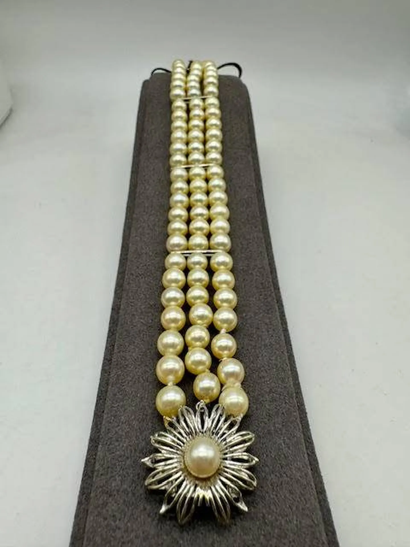 Artisanat d'Excellence : Le Bracelet en Perles avec Fermoir en Or Blanc chez Or Ligne près de Bordeaux