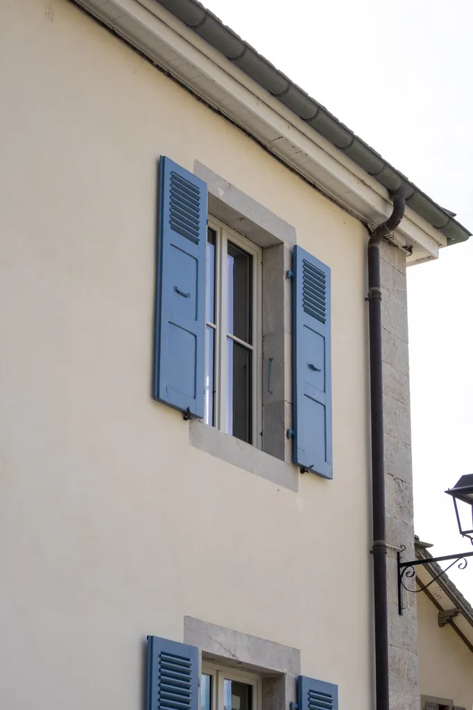 Rénovation de fenêtres bois sur mesure pour la Mairie de Mieussy, réalisée par Eric Burin en Haute-Savoie
