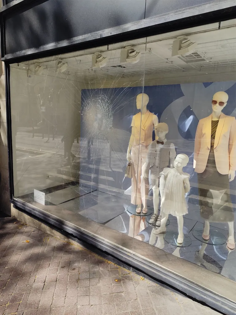  Films de sécurité anti-déflagration offrant une protection contre les effractions et vols d'objets dans les magasins a Marseille 13