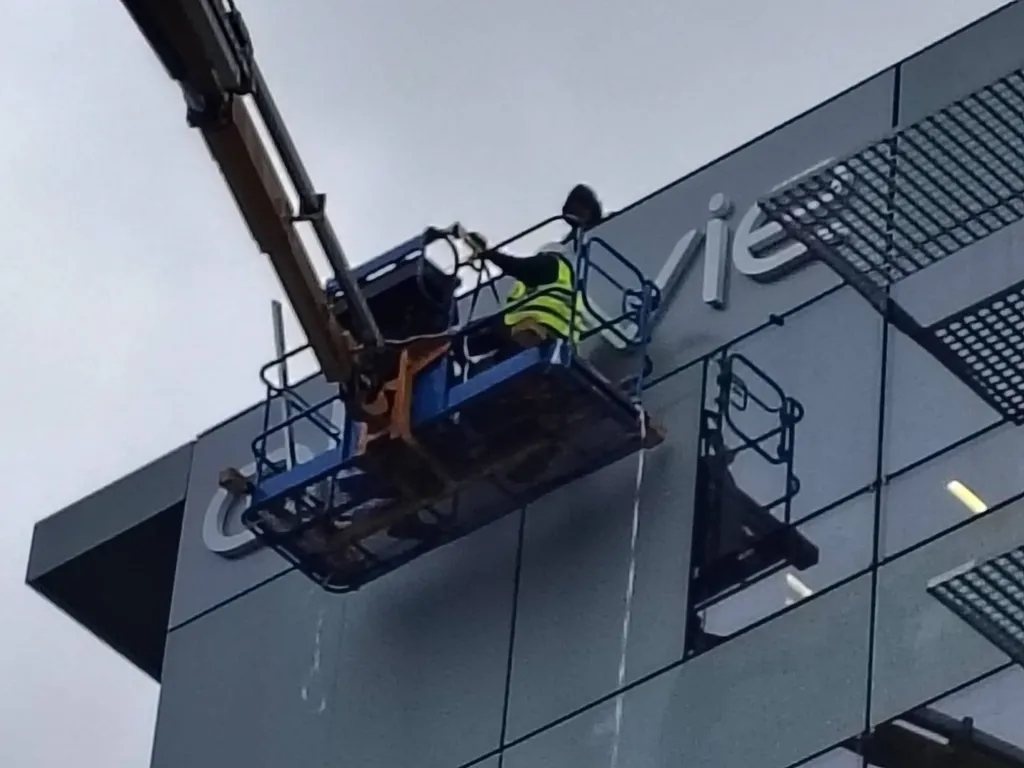 Pose d'enseigne sur l'ancienne façade de Canal + dans le 92