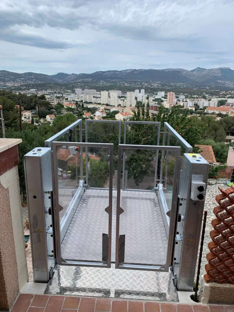 Seul le soleil n'a pas illuminé ce projet en ce jour d'instalaltion de la plateforme verticale Strategos extérieure près de Toulon