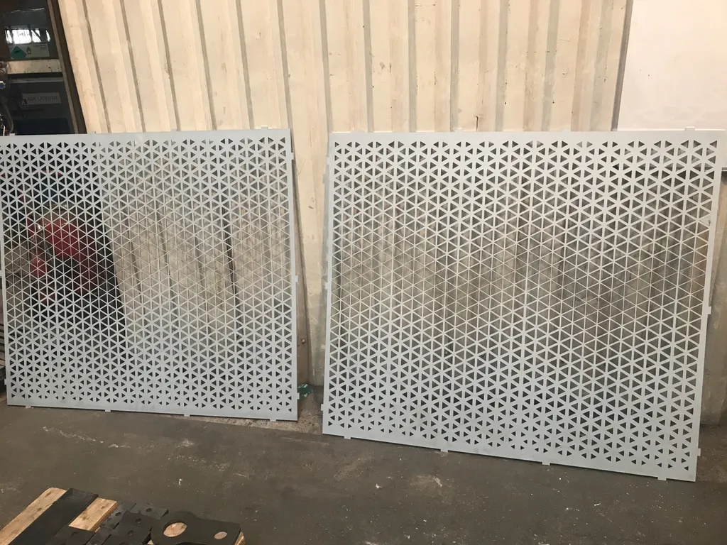 Découpe laser pour tôle de remplissage d’un portail en acier électro zingué avec motifs art deco