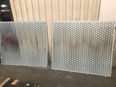 Découpe laser pour tôle de remplissage d’un portail en acier électro zingué avec motifs art deco