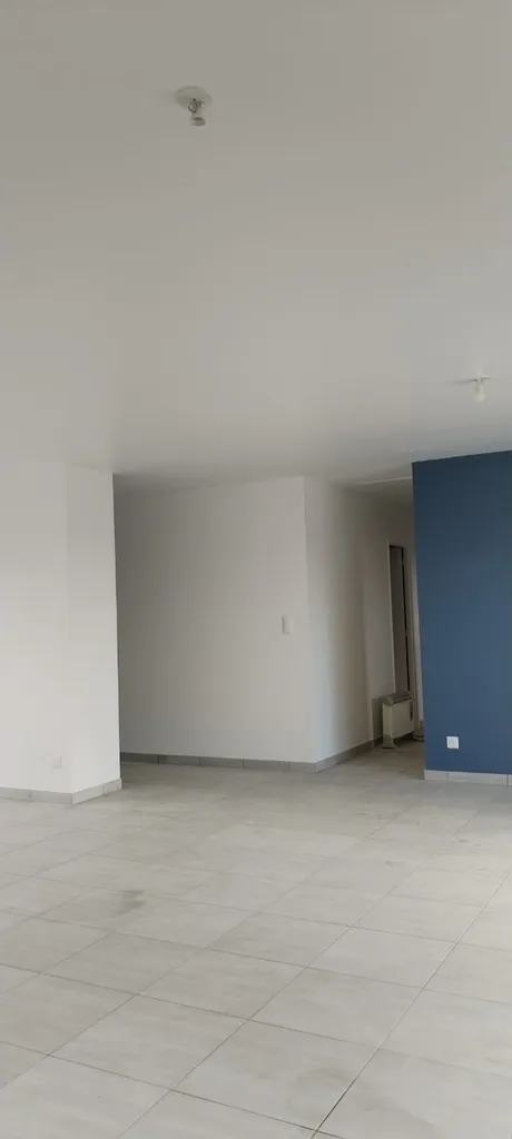 Pavillon neuf de plein pied finition velours au pistolet airless avec ces murs de couleurs près d' ÉVREUX 