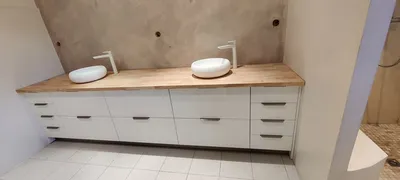 Création d’un meuble de salle de bain sur mesure Zen blanc avec plan en hévéa massif à Roquefort-la-Bédoule