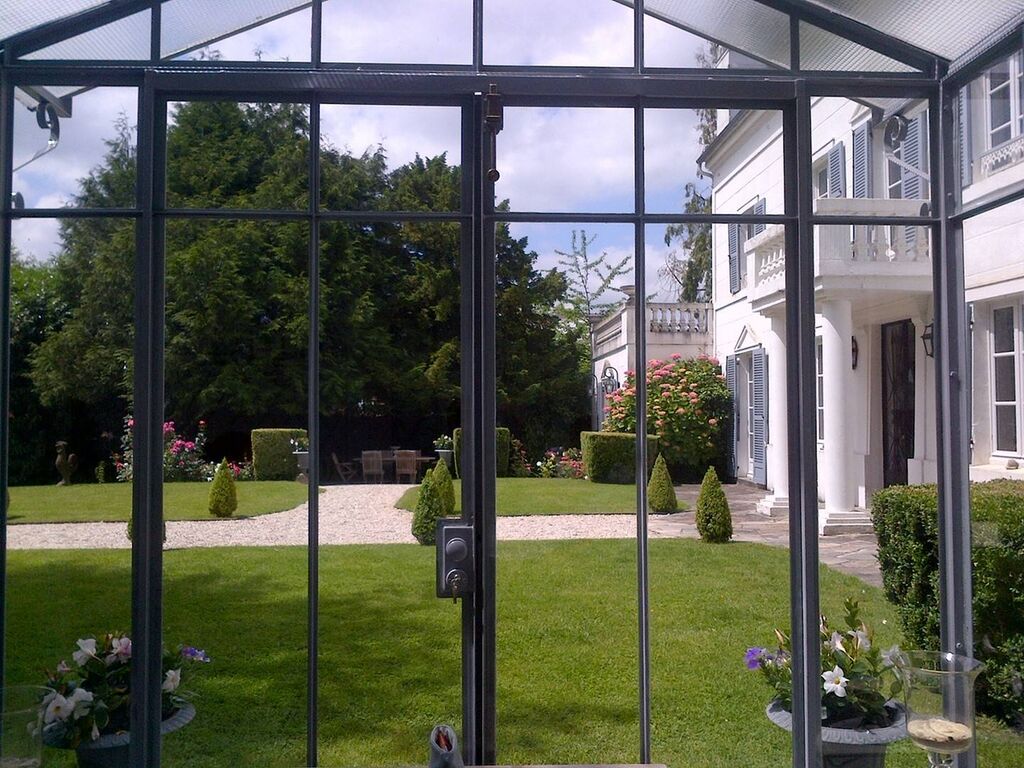 A vendre, centre ville de Lisieux, propriété avec jardin d'hiver