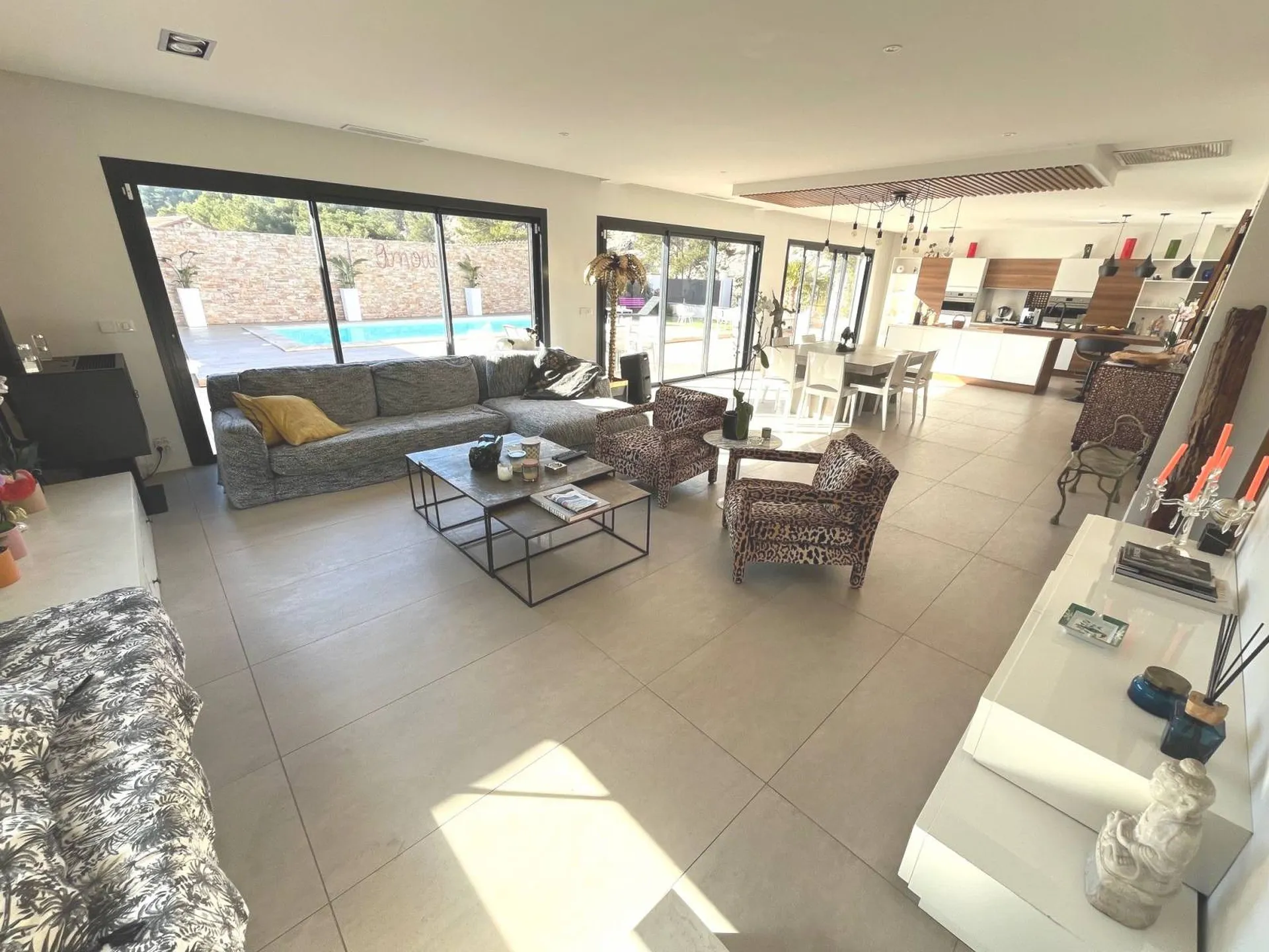 A vendre villa moderne Roquefort la Bédoule proche Cassis, composée de deux logements, piscine, pool house et deux garages doubles 