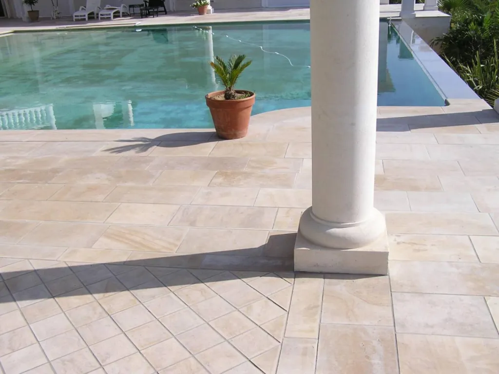 Les belles pierres naturelles de France pour plage de piscine sur RDV au 36 rue de Bourgogne à Paris