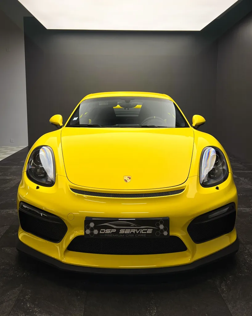 Entretien intérieur d’une Porsche Cayman GT4 par DSP Service à Le Mans