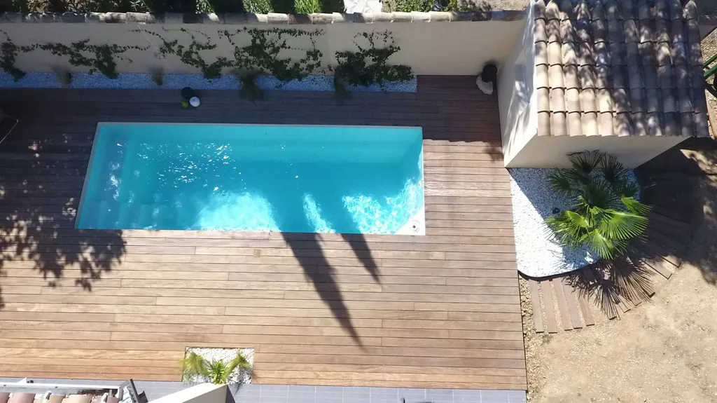 Piscine vue drone sur terrasse