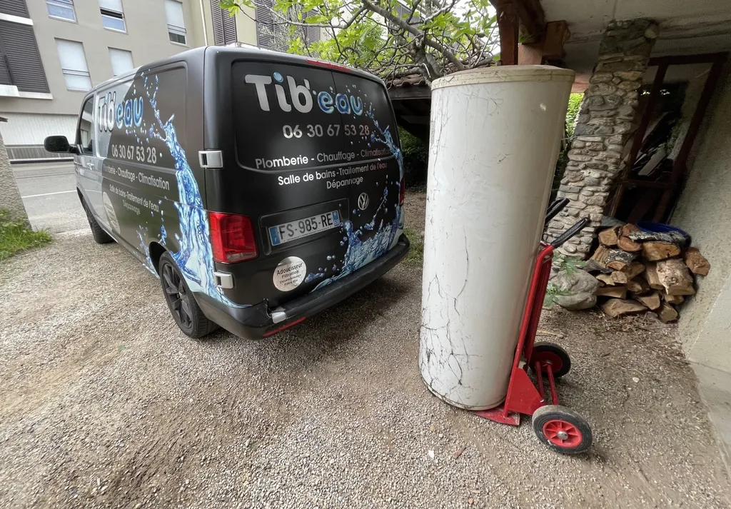 A la recherche d’un plombier sérieux pour une fuite d’eau sur Chauffe-eau électrique à charbonnière les bains proches de vaugneray ? remplacement chauffe-eau qui fuit?