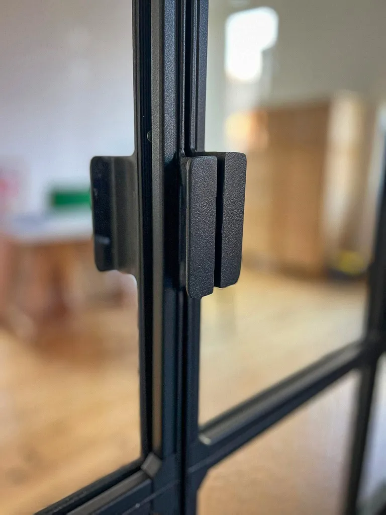 Création d'une verrière sur mesure pour un appartement au style éclectique au cœur de Touloue