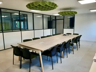 Aménagement coloré et acoustique sur plus de 300 m² de bureaux avec cloisons ARTECK et mobilier Harmony à Draguignan (83)