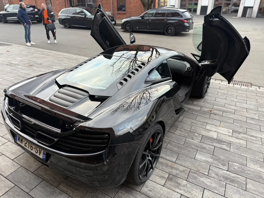 Showroom McLaren supercars exposées vente sous contrat officiel Asphalte Diffusion