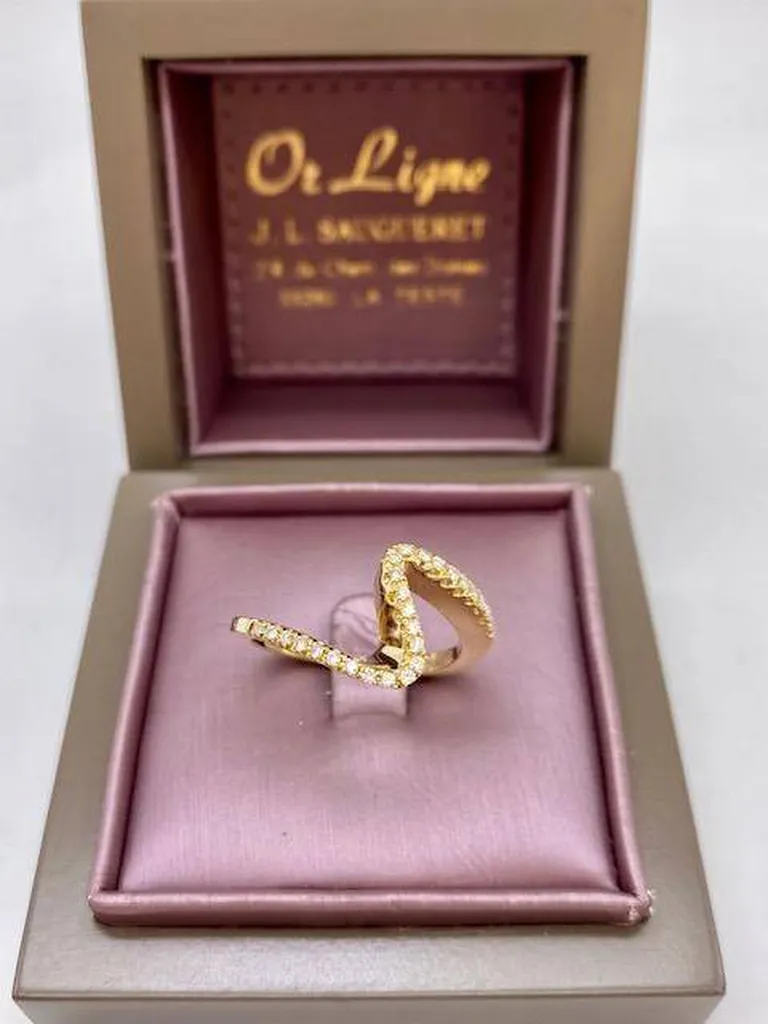 Bague moderne en S en or 750/1000ème et diamants en dépôt vente chez Or Ligne à La Teste sur le Bassin d'Arcachon