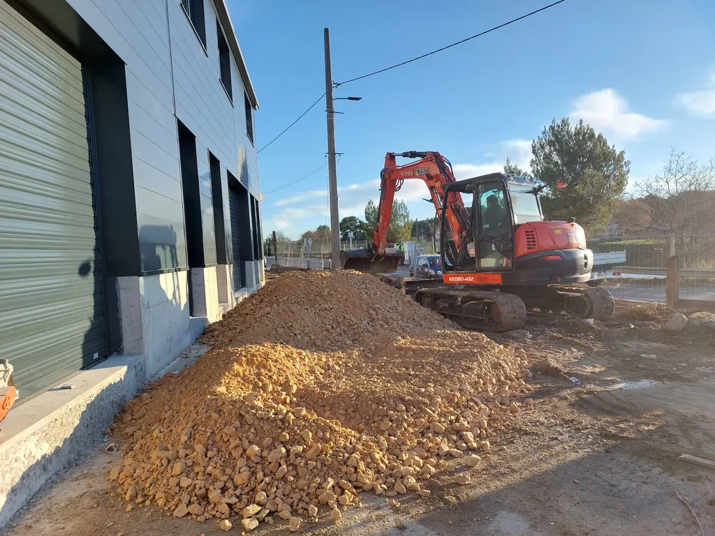 Réalisation du parking d'un entrepôt en enrobé de bitume noir à Septême les Vallons dans les Bouches du Rhône