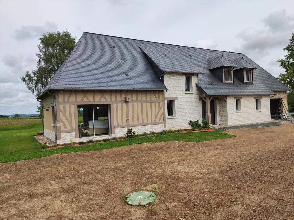 Maison normande en colombages et pierres à Trouville sur Mer proche Deauville dans le calvados 14 pays d'auge