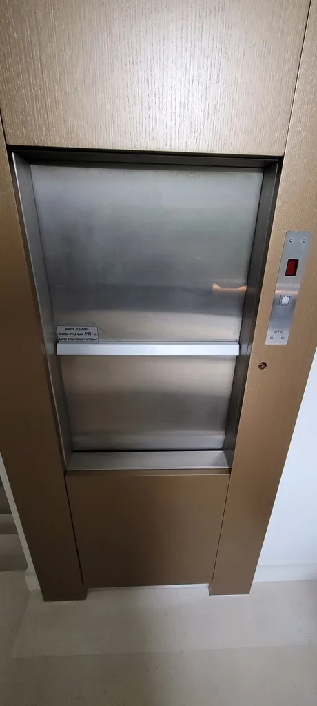 Habillage Coverstyl sur portes d'ascenseur et garage exterieur sur Cannes 