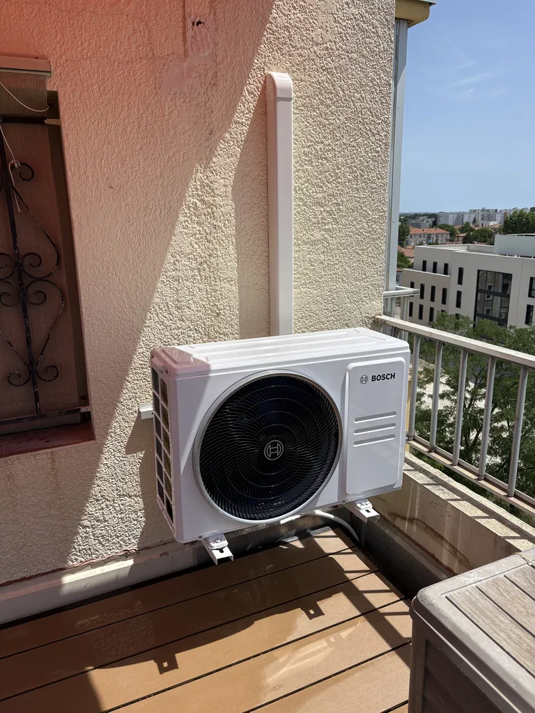 Unité extérieure Bosch 3,5 kW – Niveau sonore : 63 dB(A).