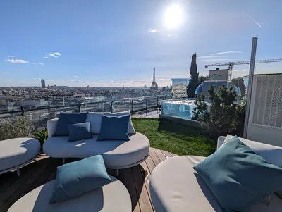 Fabrication sur mesure d'un spa inox avec paroi vitrée en angle: un projet en plein cœur de Paris!