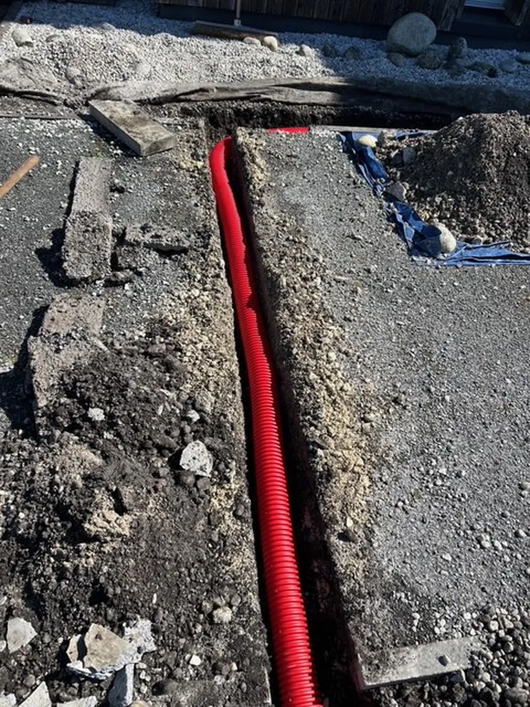 À Martillac 33650 en Gironde, aménagement d'infrastructure avec tranchée et installation de deux bornes de recharge doubles sur pied V2C Trydan 22kW pour flotte d'entreprise.