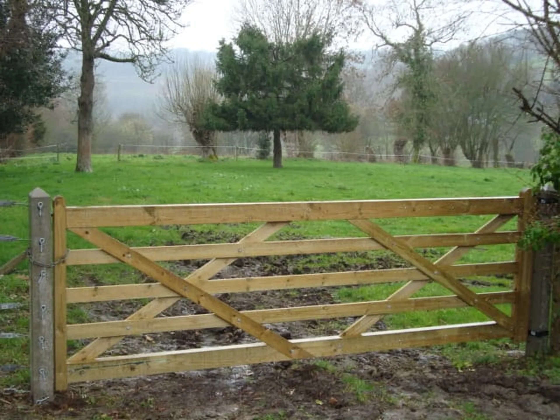 Installation de Portail champêtre en bois, Barrières de prairie et Portillons en bois massif à Cormeilles dans l’Eure 27 et ses Alentours