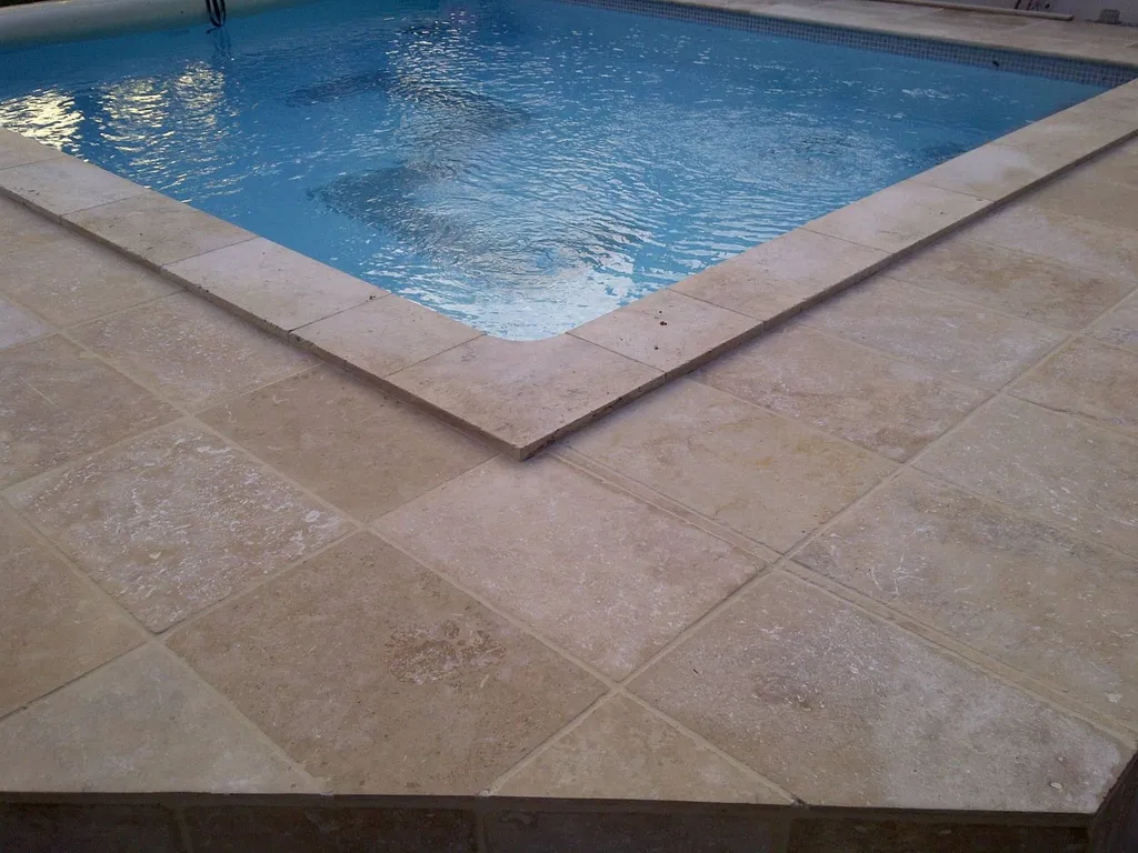 MARGELLES DE PISCINE EN TRAVERTIN BEIGE 1ER CHOIX CLASSIC BORD DEMI ROND FORMAT 61 X 33 X 3CM 