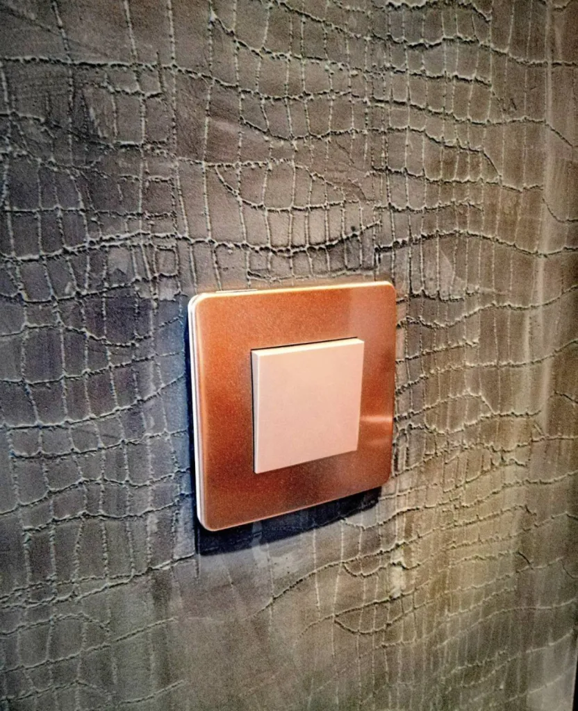 ENDUIT UNIVERSEL TEINTE DANS LA MASSE DIRECTEMENT SUR CARRELAGE ET EFFET ROULEAU CROCO