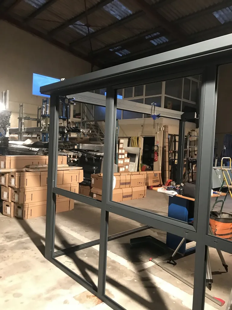 Mise en place d’une véranda design ral 7016G avec volets solaires sur Martigues