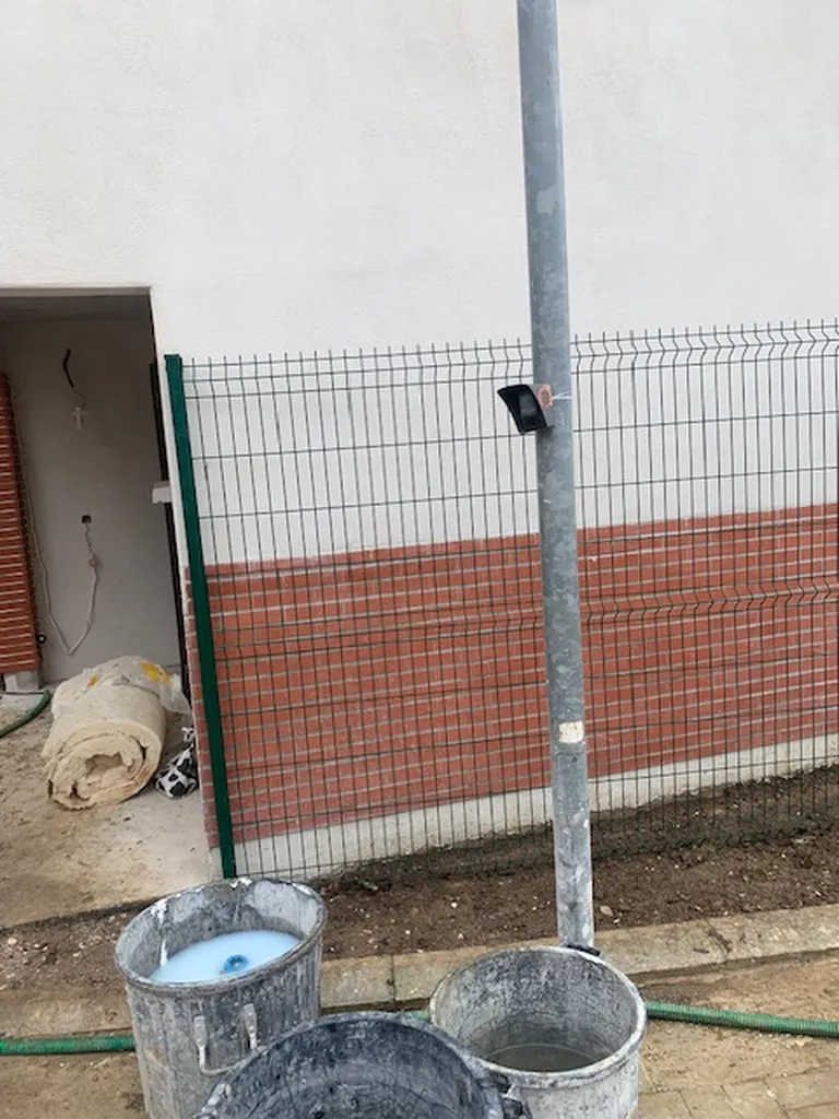 Installation d’une alarme chantier Ajax avec 5 caméras de détection photo, sirène et signalétique à Courdimanche 95800