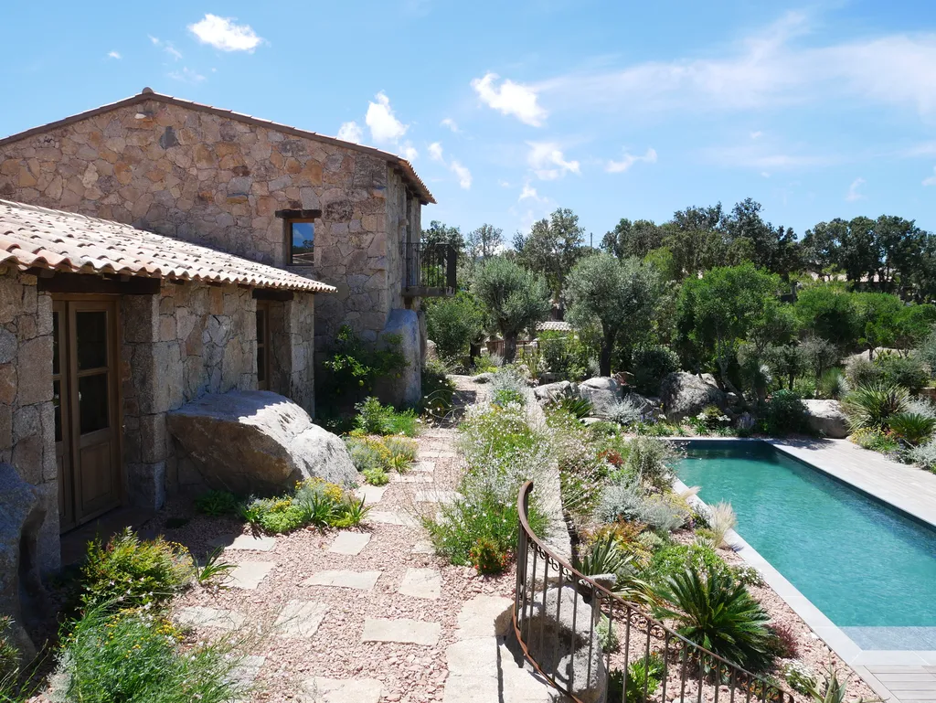 Aménagement paysager complet avec plantations méditerranéennes, pavage granit et éclairage de jardin sur mesure en Corse