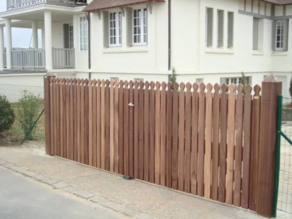 Pose de portail en bois exotique à Deauville 14