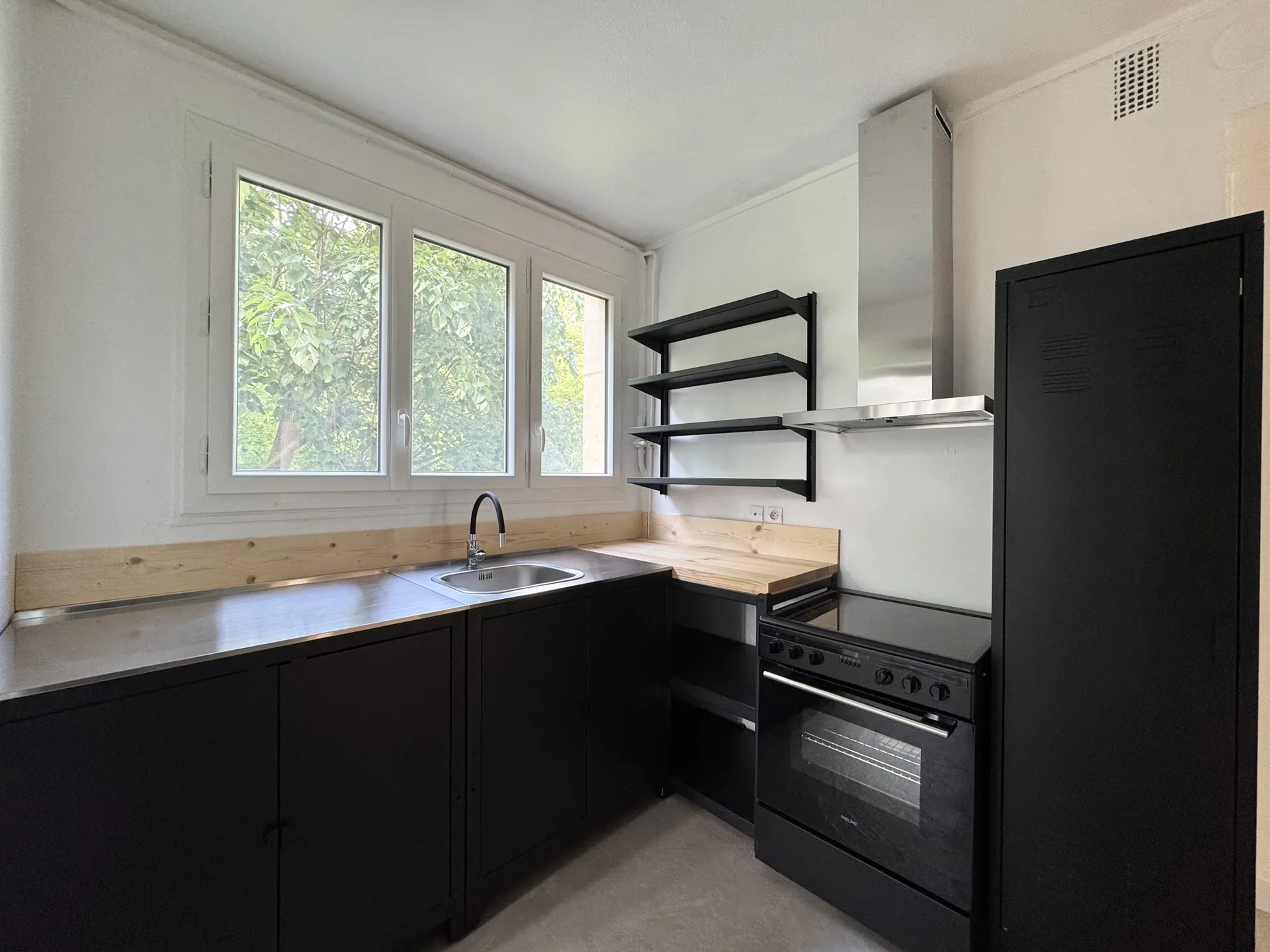 A vendre appartement ensoleillé avec balcon de 87,53 M² à Saint Germain en Laye, il se situe au 1er étage avec ascenseur, une triple exposition, le calme absolu,