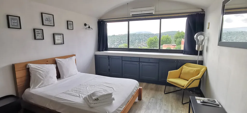 Vente studio Cassis  en dernier étage avec ascenseur dans une résidence sur les hauteurs du village avec piscine