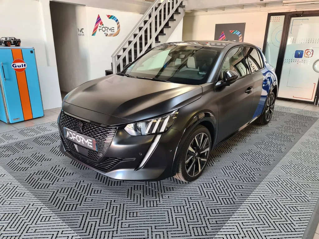 Personnalisation de véhicule sur une 208 Peugeot à Grenoble.
