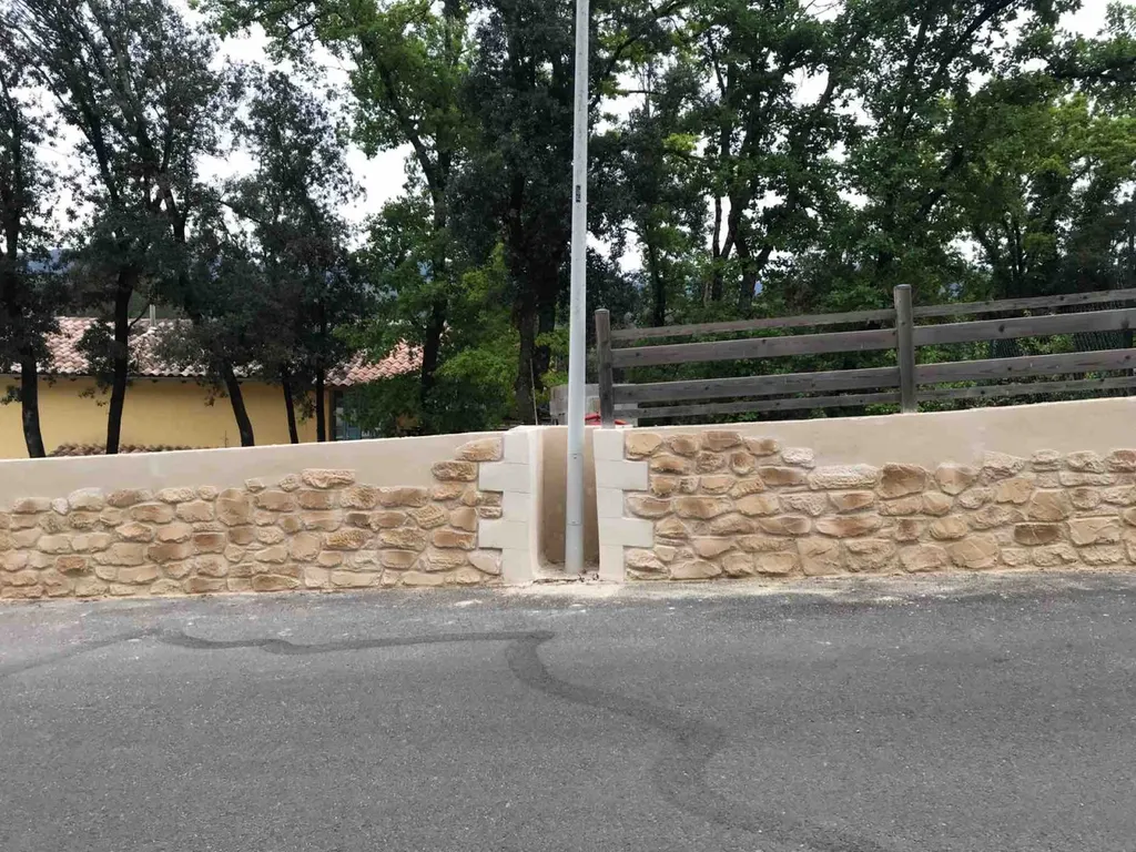 création d’une finition pierres et torchis sur murs de clôtures d’une maison à lamalou les bains proche de bedarieux.