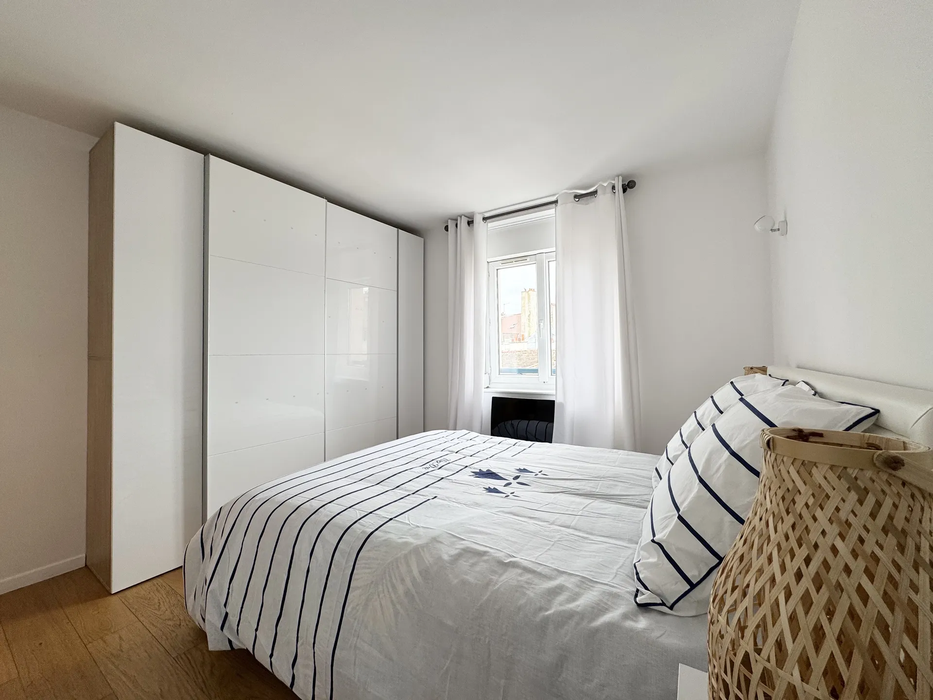 A louer en exclusivité à Saint Germain en Laye, un bel appartement meublé deux pièces de 38,11M2 situé au 3ème étage d'un immeuble bien entretenu.