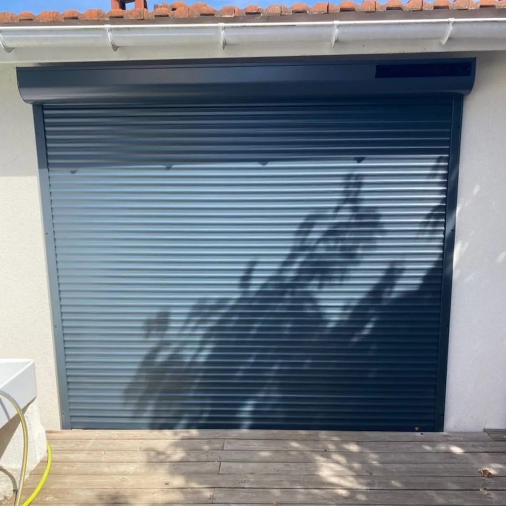 Installation volet roulant solaire en aluminium sur mesure sur Villenave d'Ornon proche Pessac non loin de Bordeaux