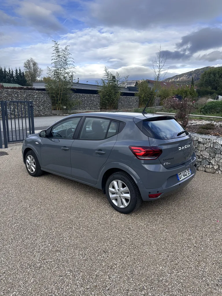 DACIA SANDERO/ BOITE AUTOMATIQUE EDC / AVERTISSEUR ANGLE MORT / CARPLAY / CAMERA DE RECUL